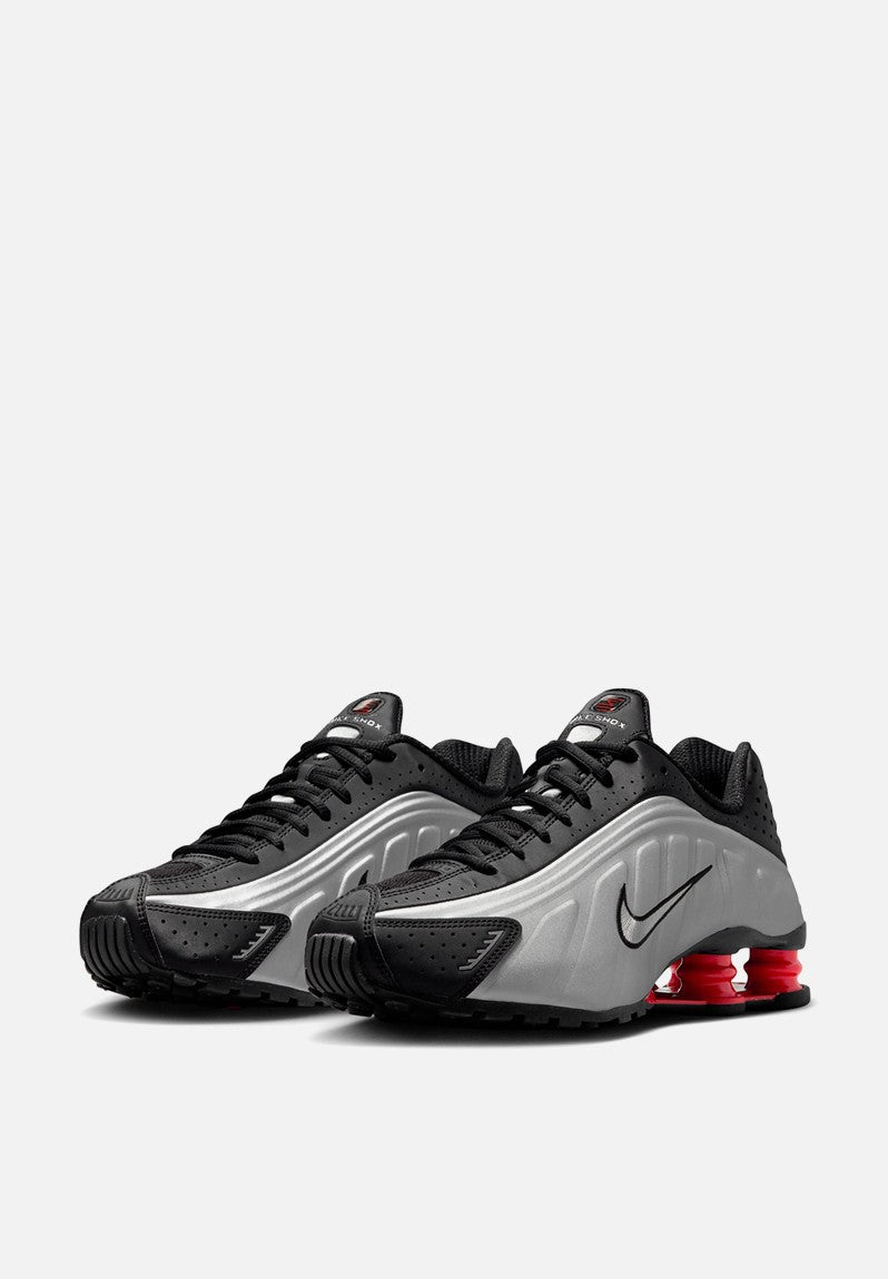 Nike Shox R4 Black/Metallic Silver Sneaker