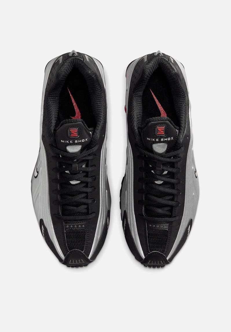 Nike Shox R4 Black/Metallic Silver Sneaker