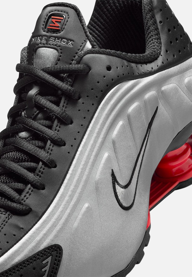 Nike Shox R4 Black/Metallic Silver Sneaker