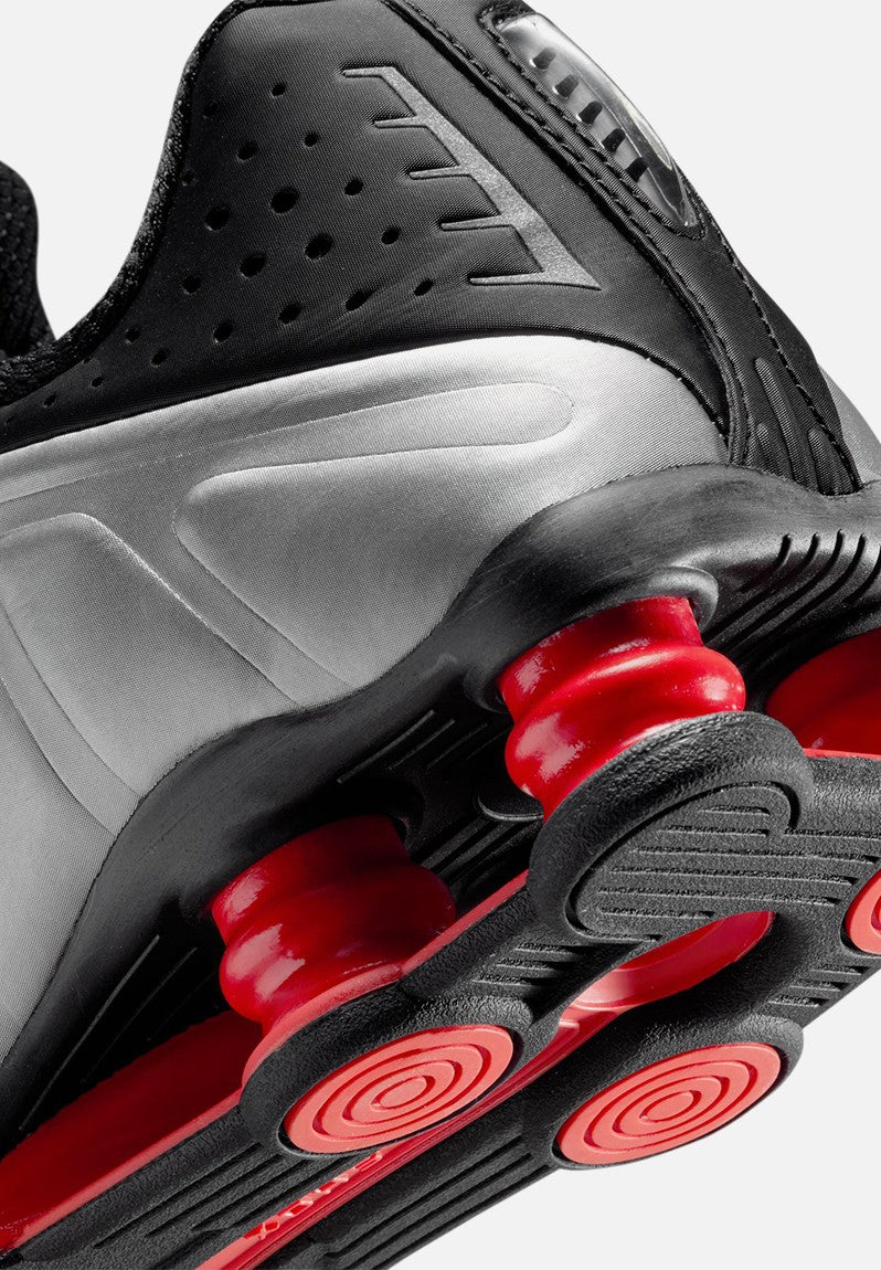 Nike Shox R4 Black/Metallic Silver Sneaker